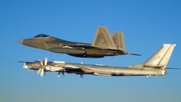 F-22A Raptor Tu-95MS Bear